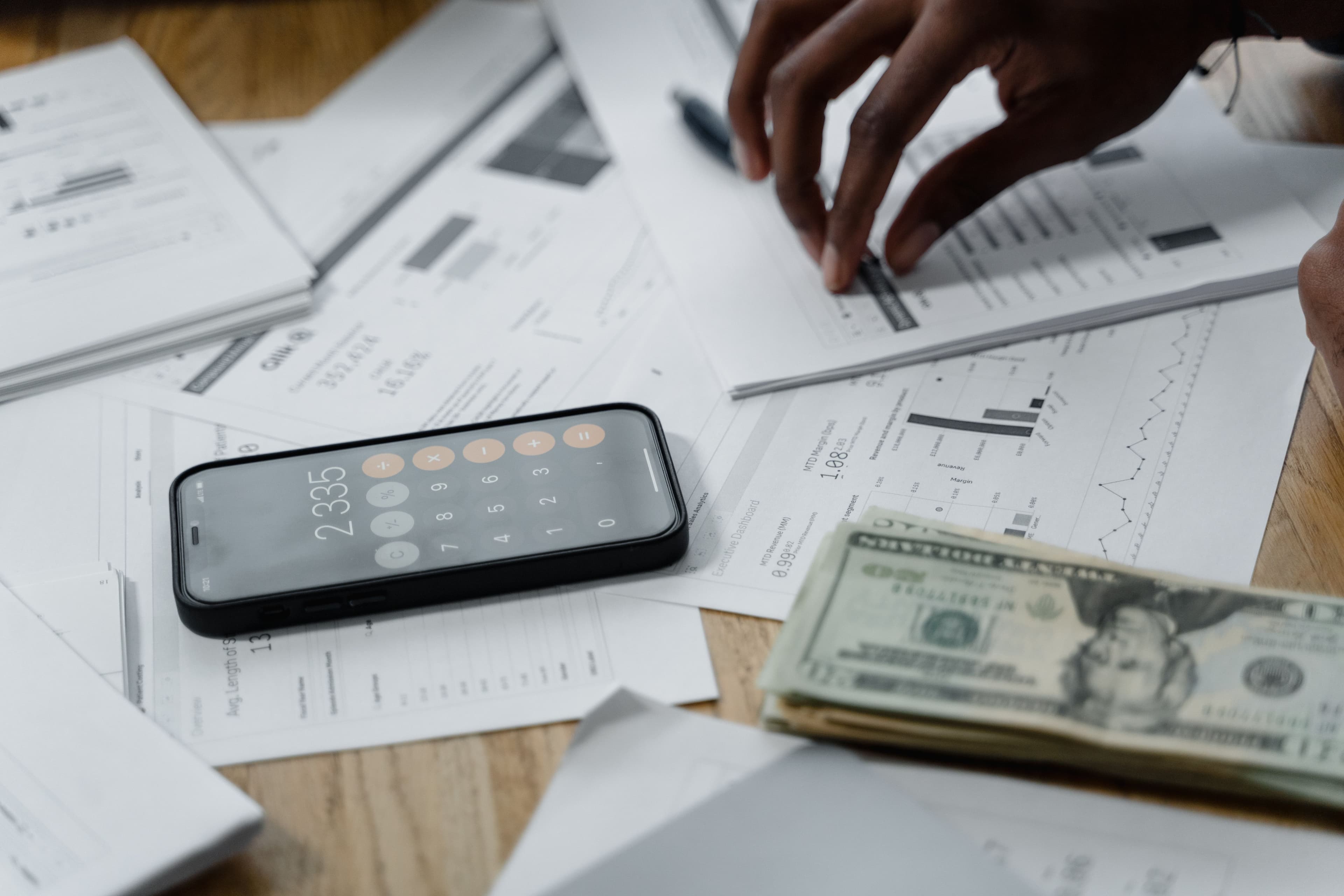 Illustration of a UAE end-of-service settlement envelope partially withheld by a bank ledger representing an outstanding loan